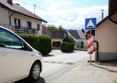 Ležeči policaj Gerbičeva ulica 01 foto Ljubo Vukelič